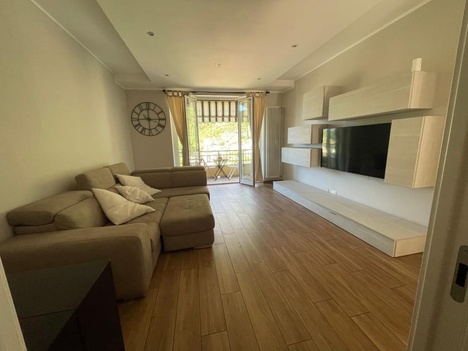 TV and multimedia, Living room, Seating area, Evening entertainment