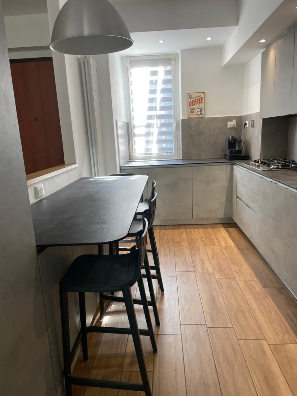 Kitchen or kitchenette, Dining area, minibar, stove