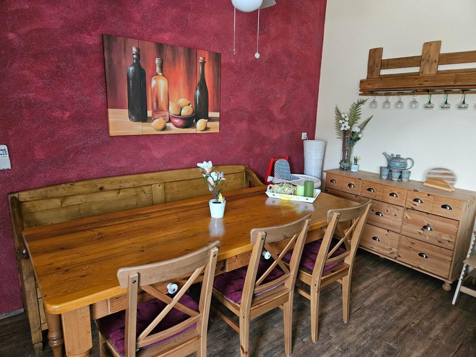 Seating area, Dining area