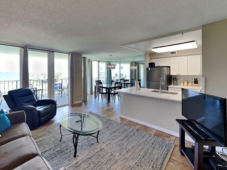 TV and multimedia, Balcony/Terrace, Kitchen or kitchenette, Living room, Seating area, Dining area, Sea view
