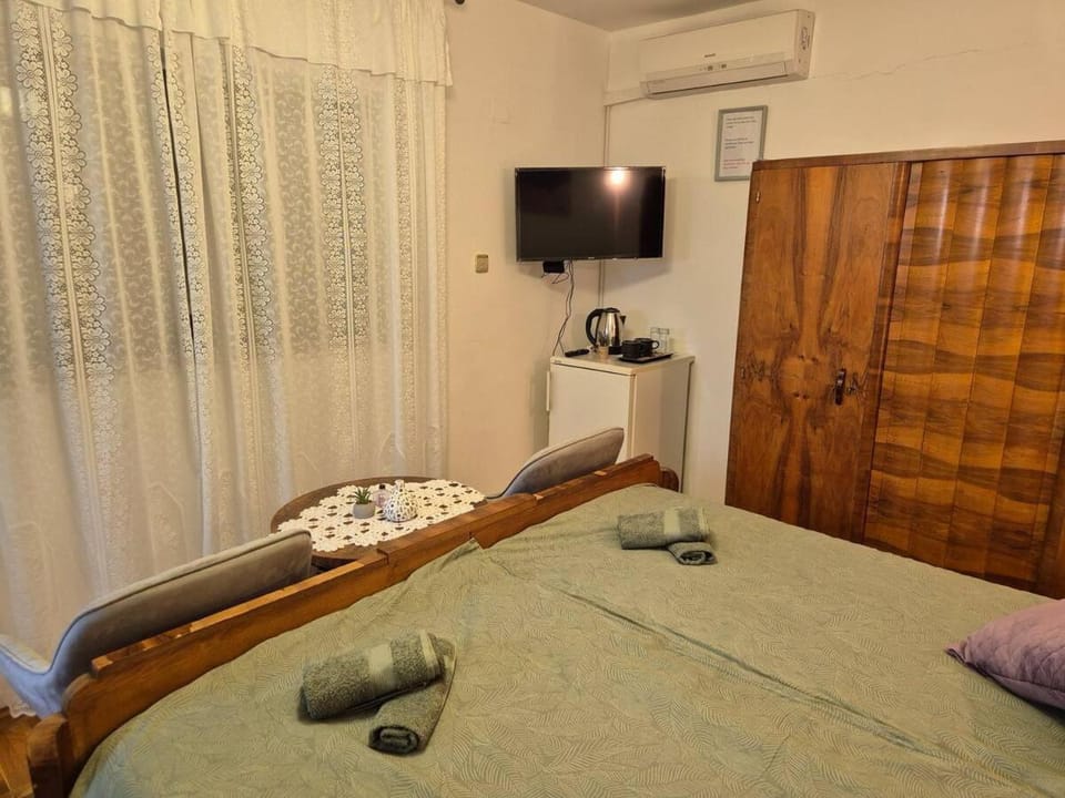Bed, TV and multimedia, Bedroom, towels, air conditioner