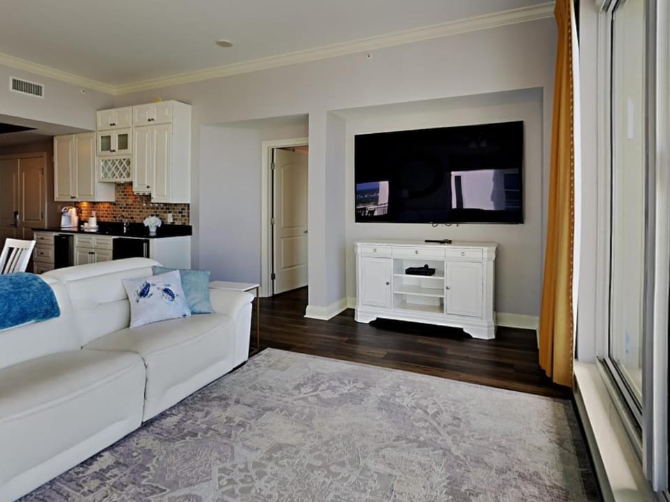 TV and multimedia, Kitchen or kitchenette, Living room, Seating area, furniture, air conditioner