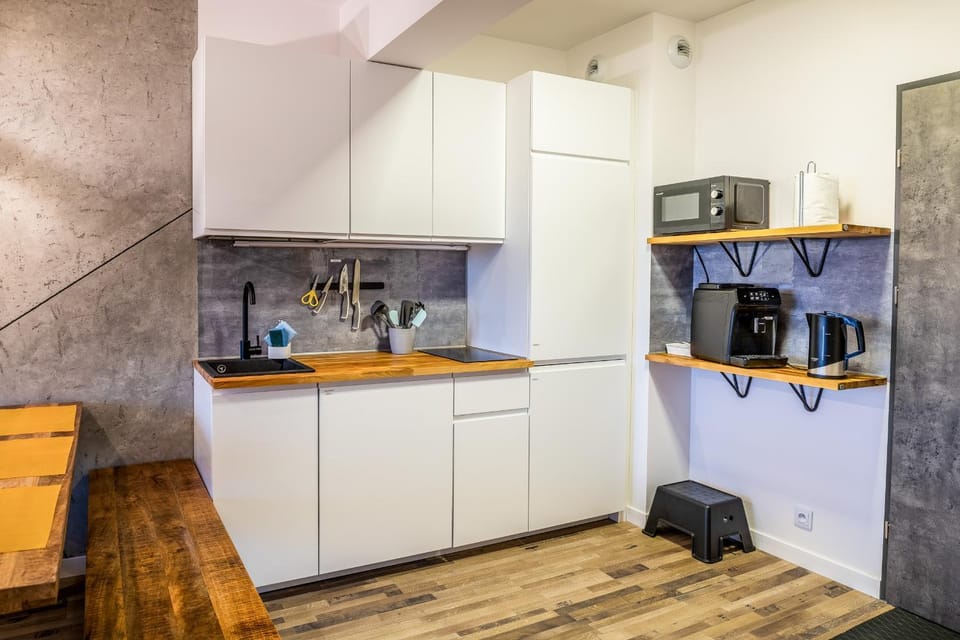 Facade/entrance, Coffee/tea facilities, Kitchen or kitchenette, Seating area, Dining area, dishwasher, locker, oven, stove