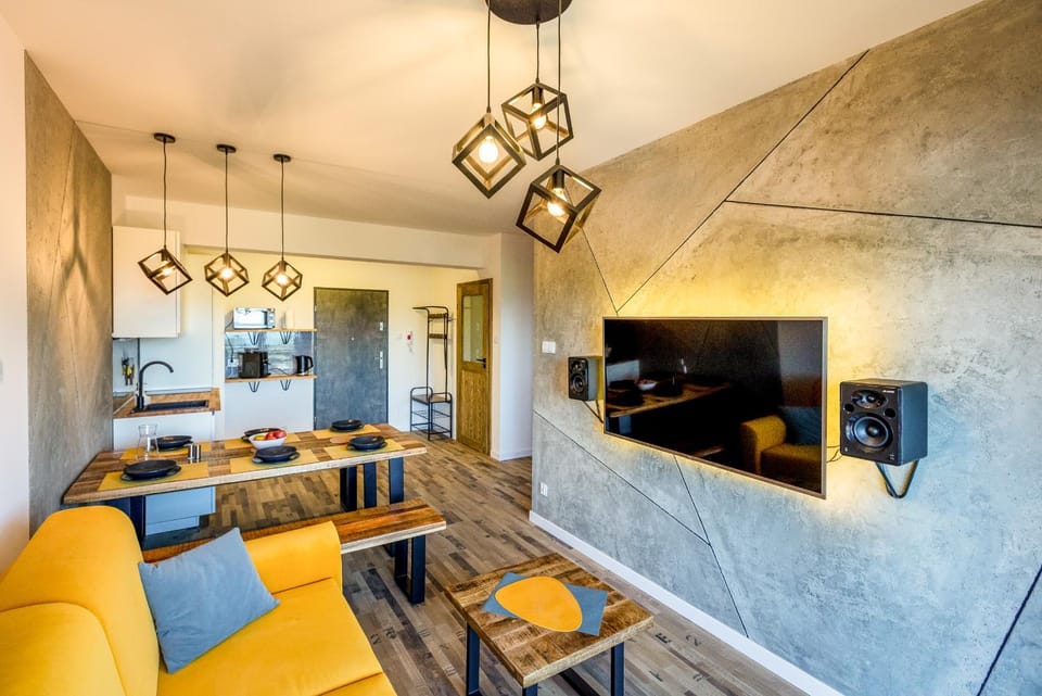 Communal lounge/ TV room, Facade/entrance, TV and multimedia, Kitchen or kitchenette, Living room, Seating area, Dining area, Evening entertainment