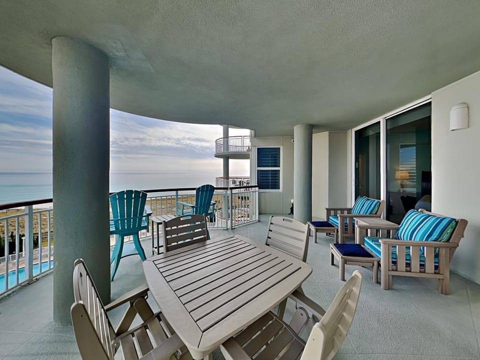 Balcony/Terrace, Seating area, Pool view, Sea view