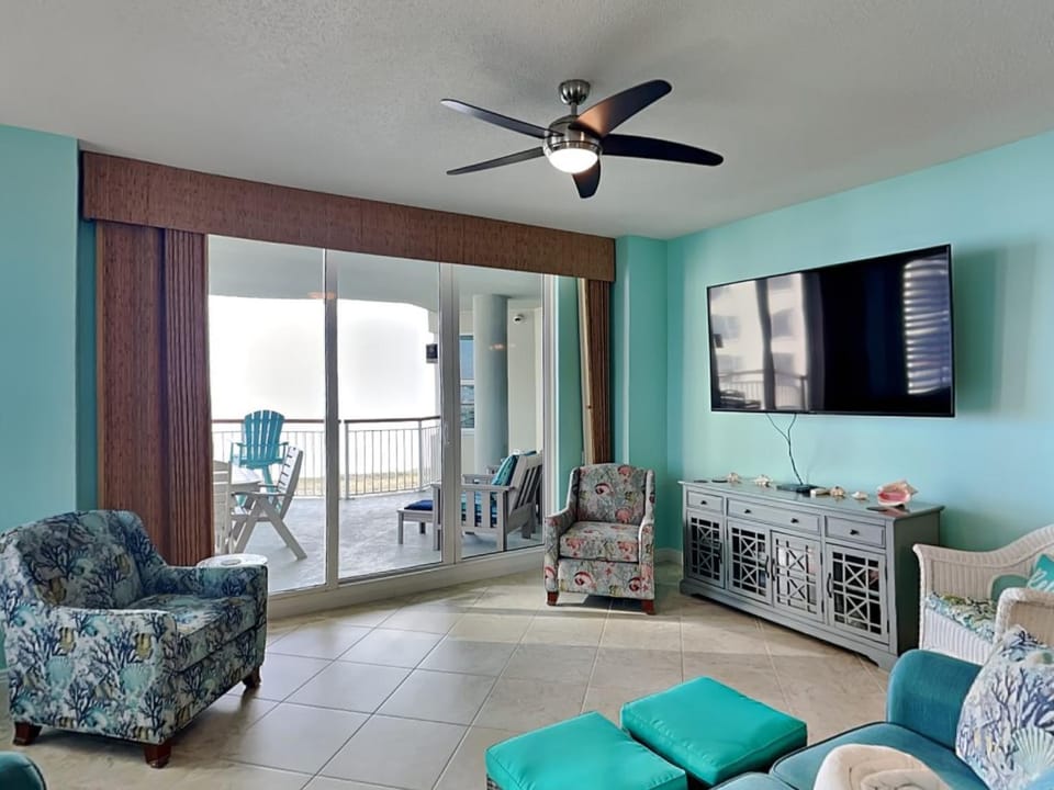 TV and multimedia, Balcony/Terrace, Living room, Seating area, Beach, furniture