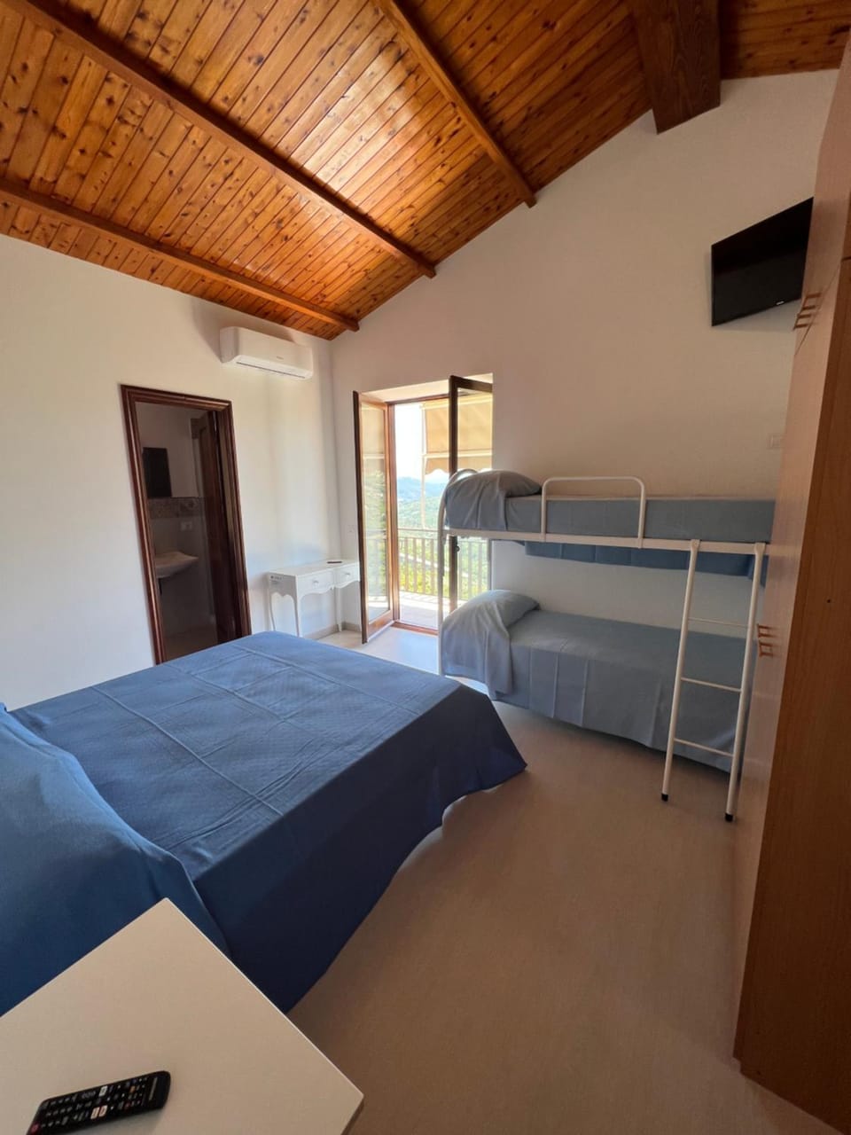 Bed, Photo of the whole room, Bedroom, bunk bed