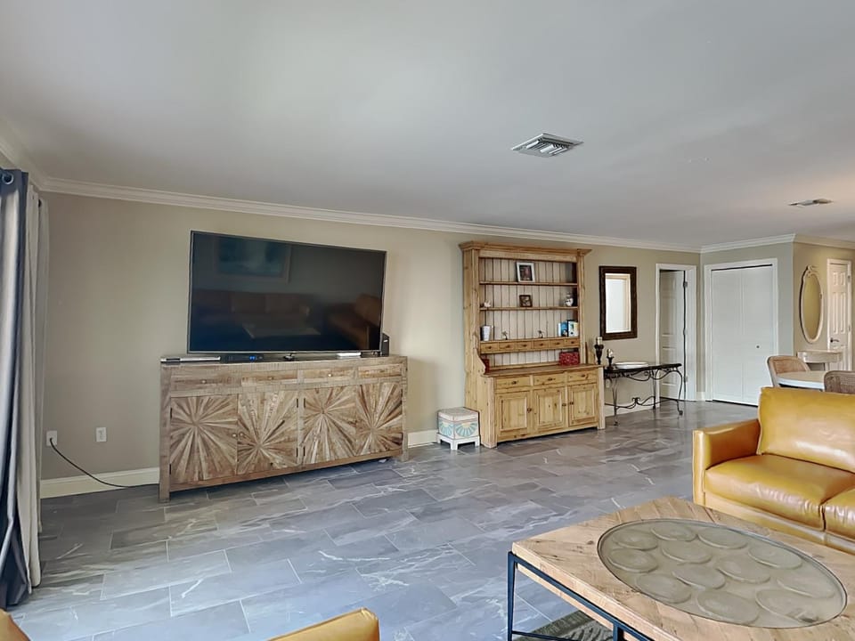 TV and multimedia, Living room, Seating area, furniture, air conditioner
