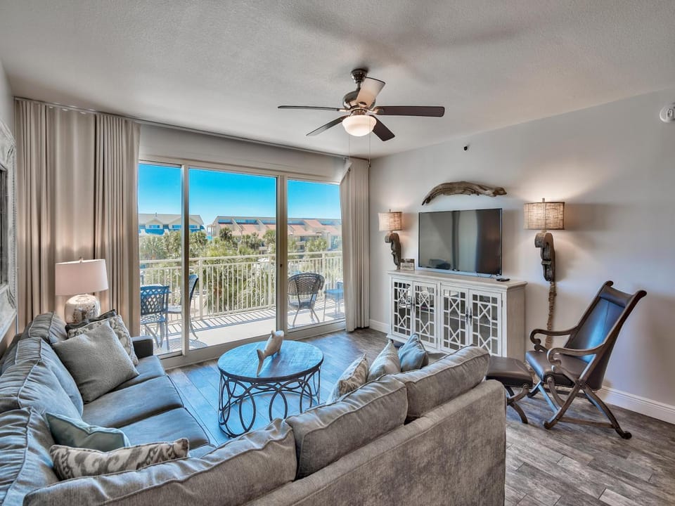 TV and multimedia, Balcony/Terrace, Living room, Seating area, furniture