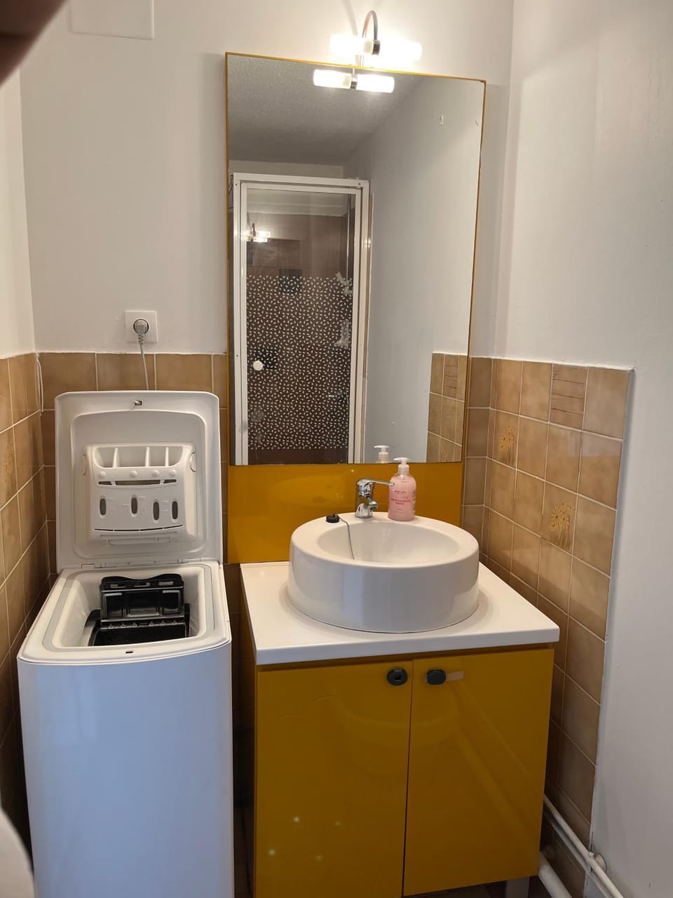 Bathroom, washing machine