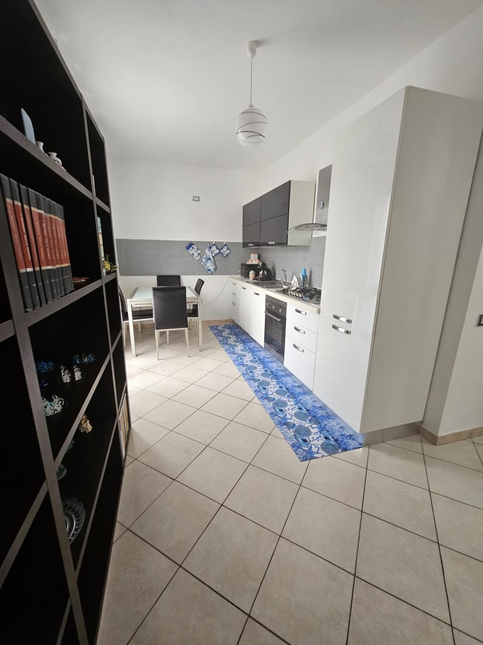 Coffee/tea facilities, Kitchen or kitchenette, Dining area, microwave, oven, stove