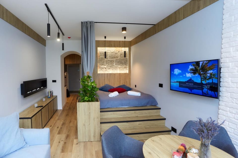 TV and multimedia, Seating area, Dining area