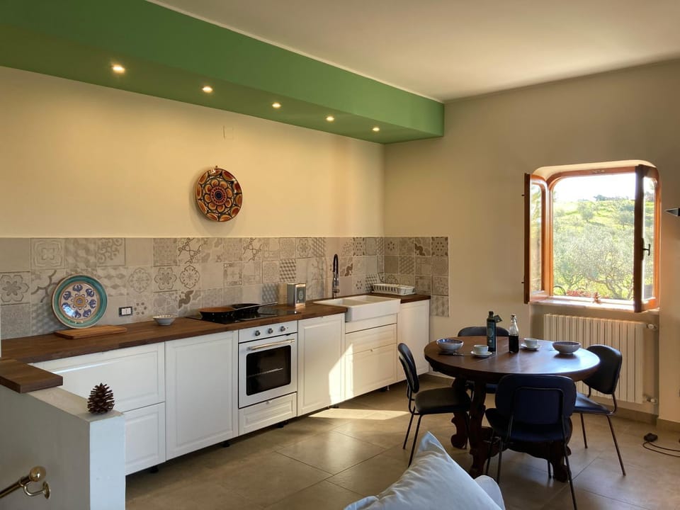 Coffee/tea facilities, Kitchen or kitchenette, Dining area, dishwasher, oven, stove