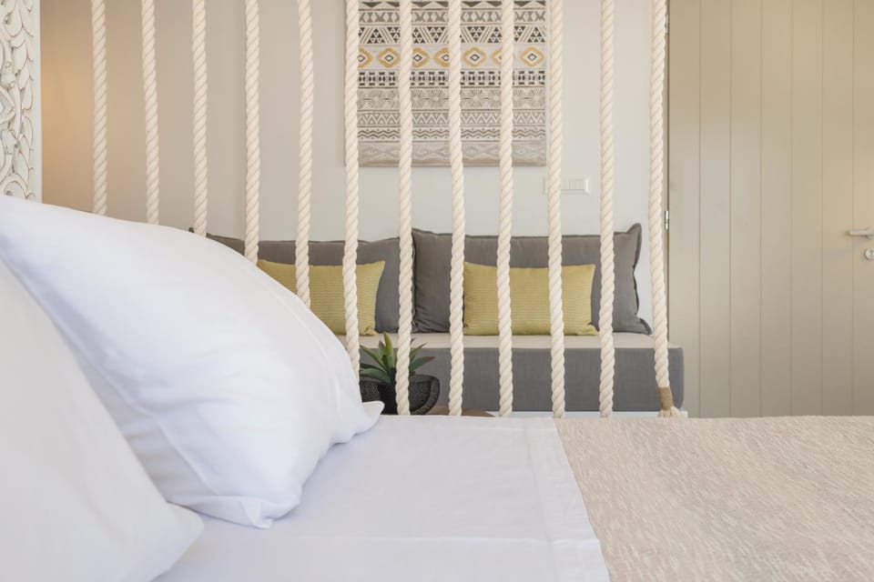 Bed, Seating area
