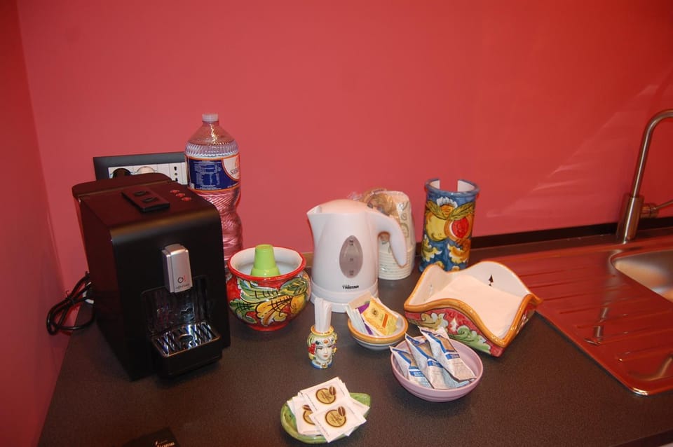 Coffee/tea facilities, Internal: Not applicable to any particular room