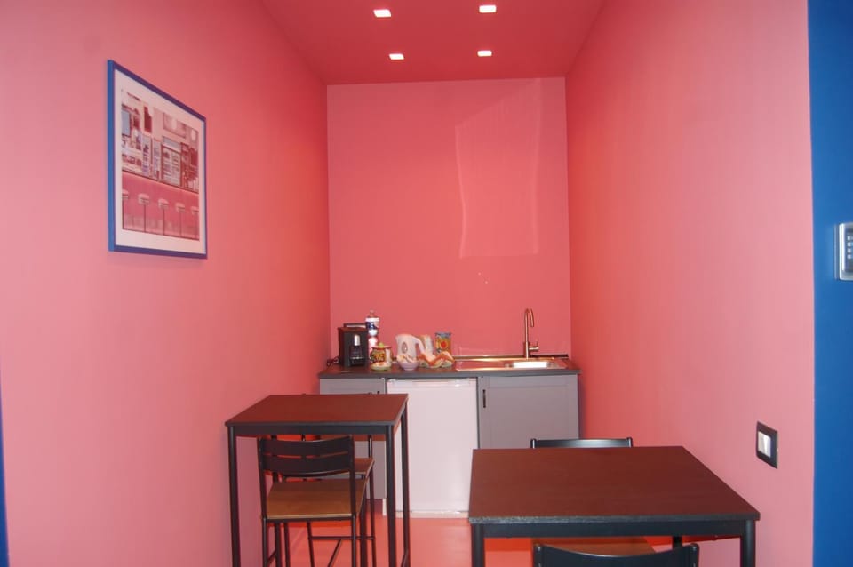 Coffee/tea facilities, Dining area, Communal kitchen, oven, Internal: Not applicable to any particular room