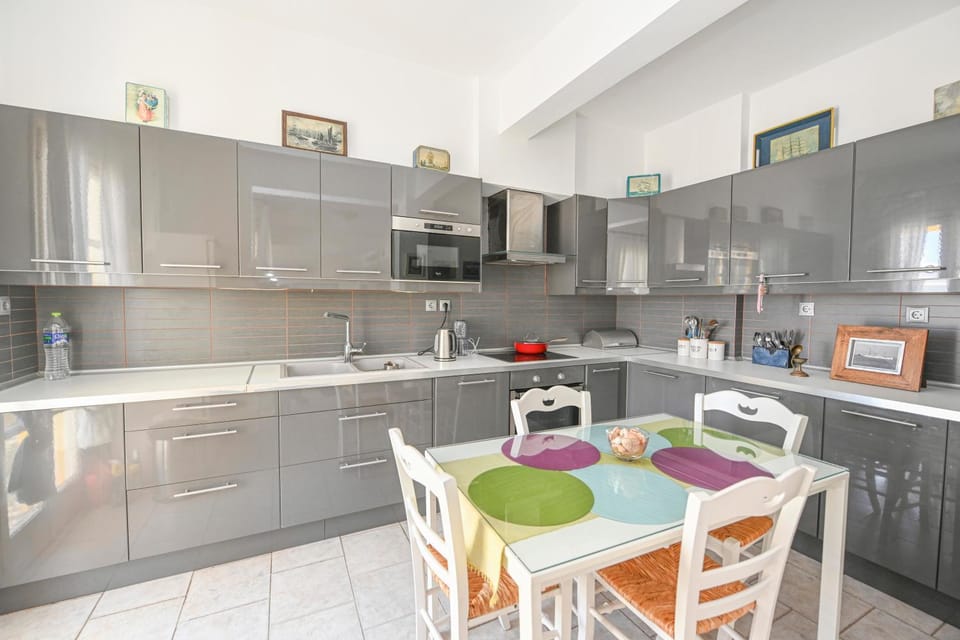 Dining area, pet friendly, kitchen