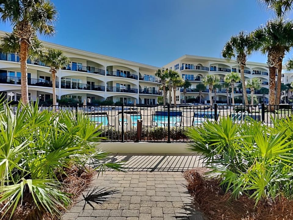 Property building, Garden, Swimming pool