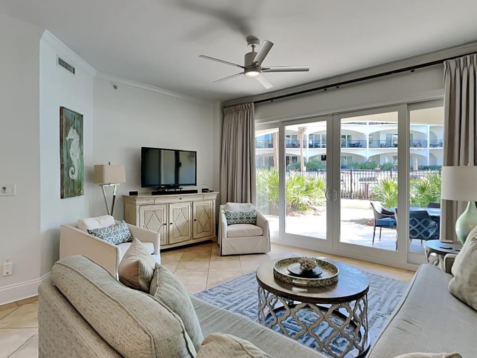 TV and multimedia, Balcony/Terrace, Living room, Seating area, furniture
