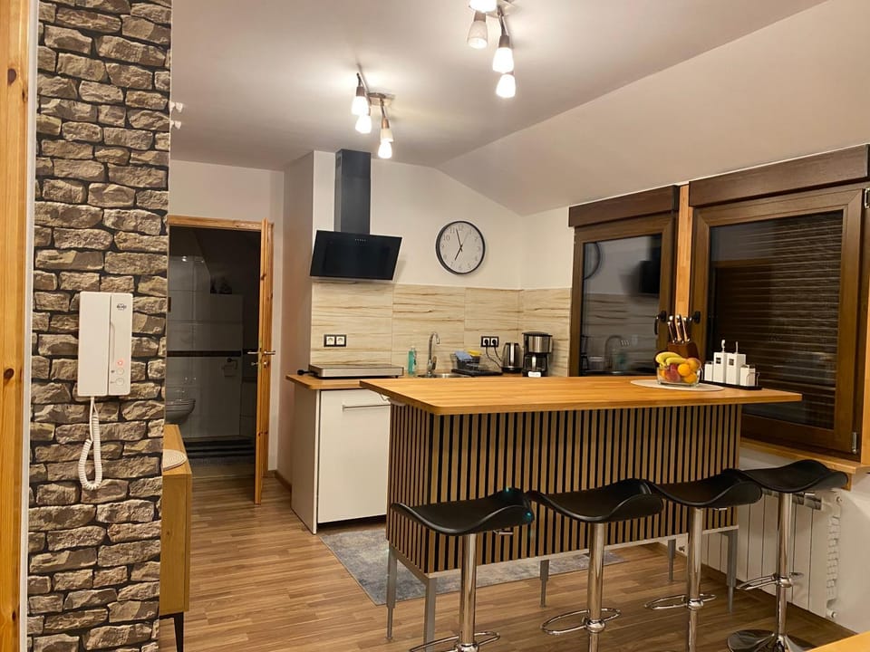 Kitchen or kitchenette, Dining area, dishwasher
