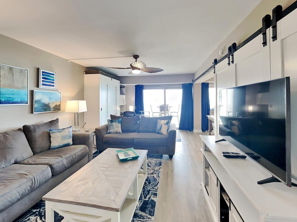 TV and multimedia, Balcony/Terrace, Living room, Seating area, furniture
