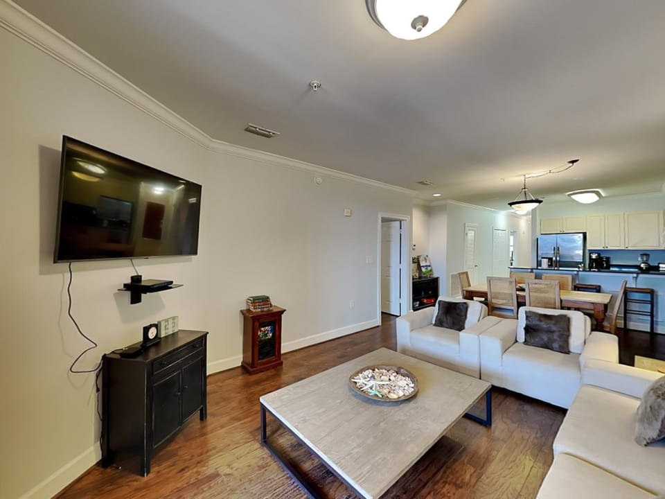 TV and multimedia, Kitchen or kitchenette, Living room, Seating area, Dining area, furniture