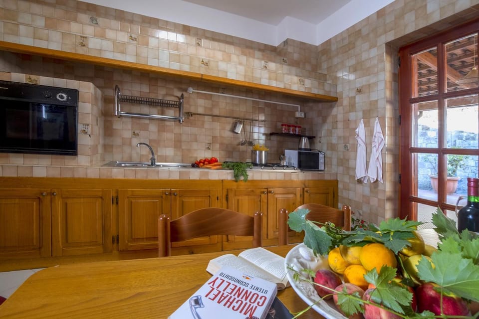 Kitchen or kitchenette, minibar, stove