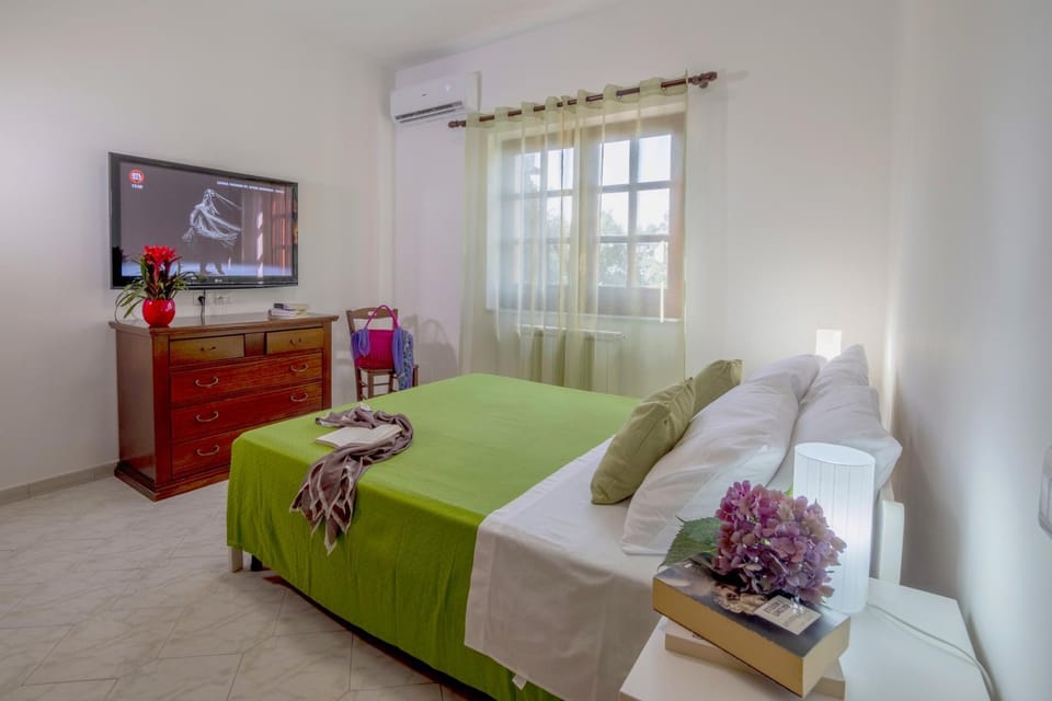 Bed, TV and multimedia, Bedroom, towels