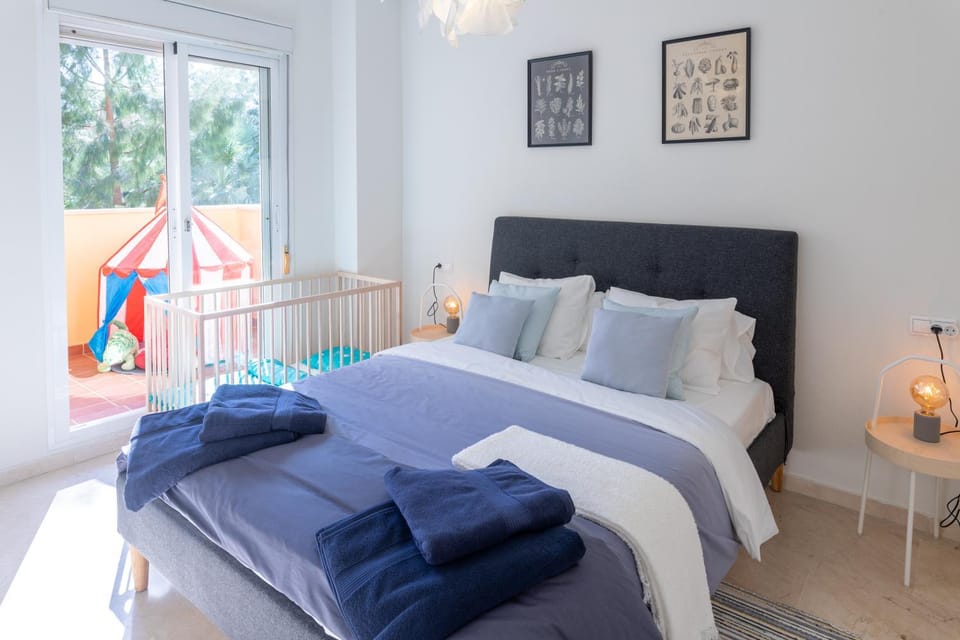 Bedroom, cot