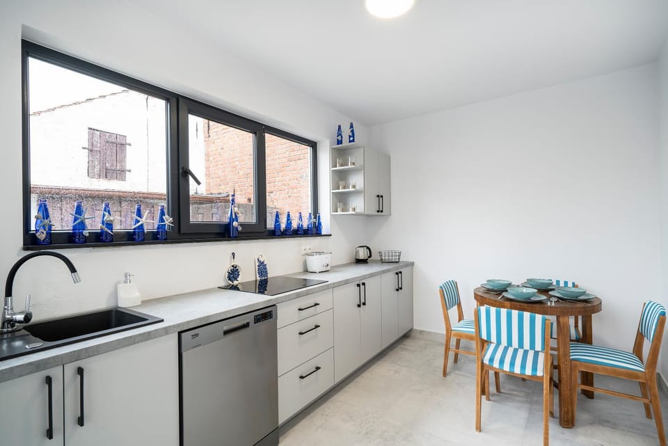 Kitchen or kitchenette, Dining area, Communal kitchen, dishwasher, toaster, air conditioner