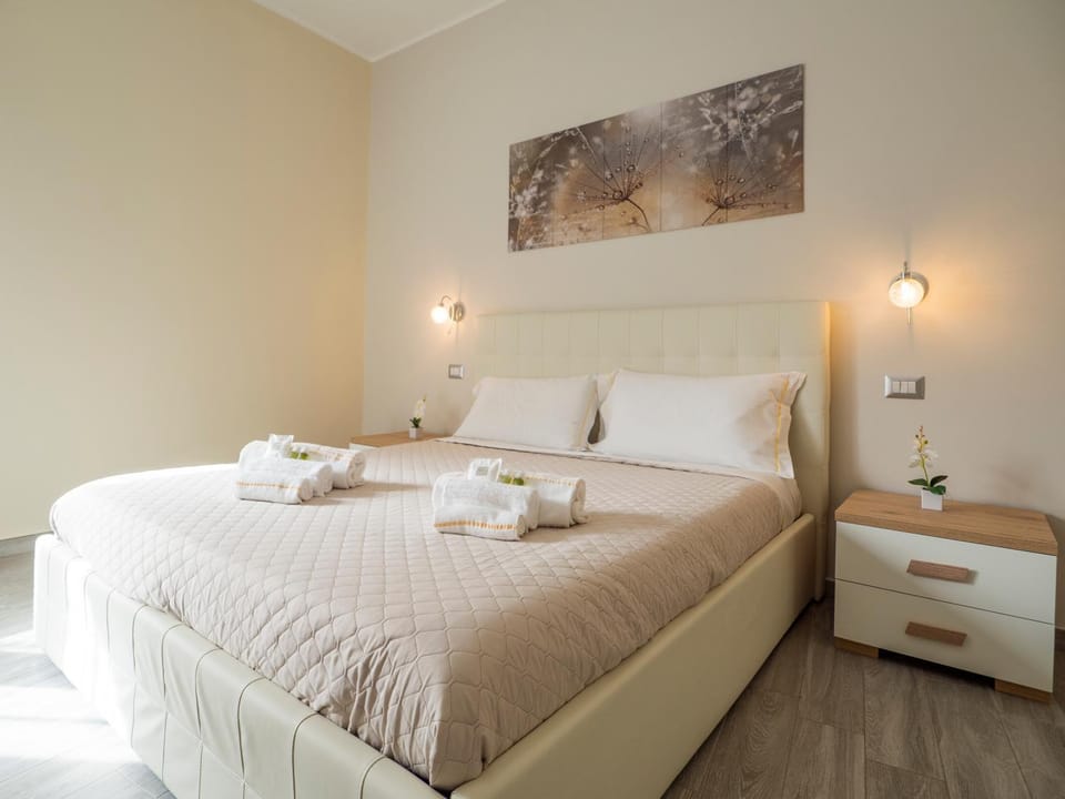 Bed, Photo of the whole room, towels