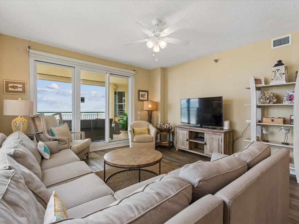 TV and multimedia, View (from property/room), Balcony/Terrace, Living room, Seating area, Sea view, furniture