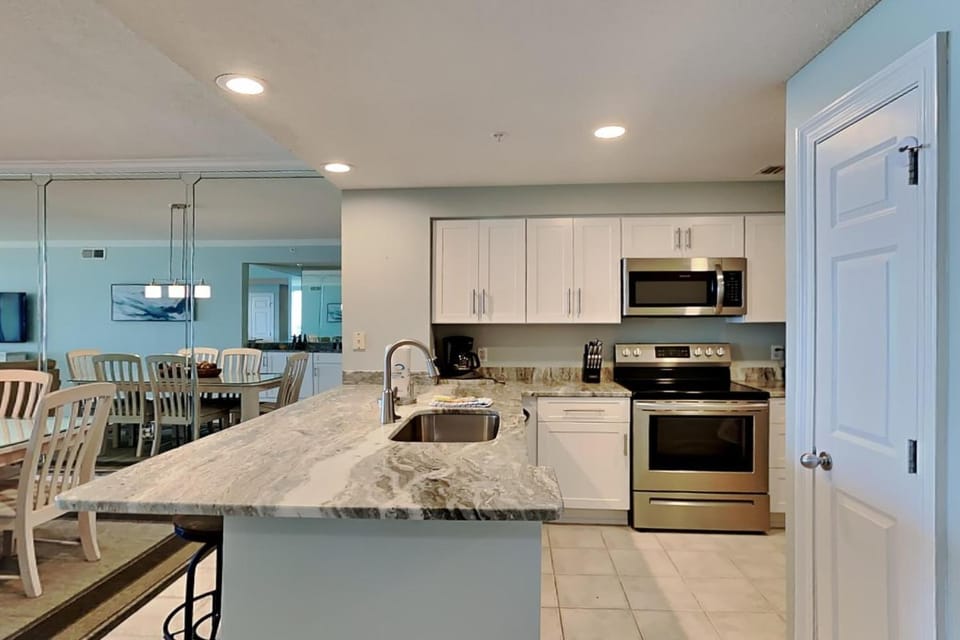 TV and multimedia, Kitchen or kitchenette, Seating area, Dining area, furniture, microwave, oven, stove