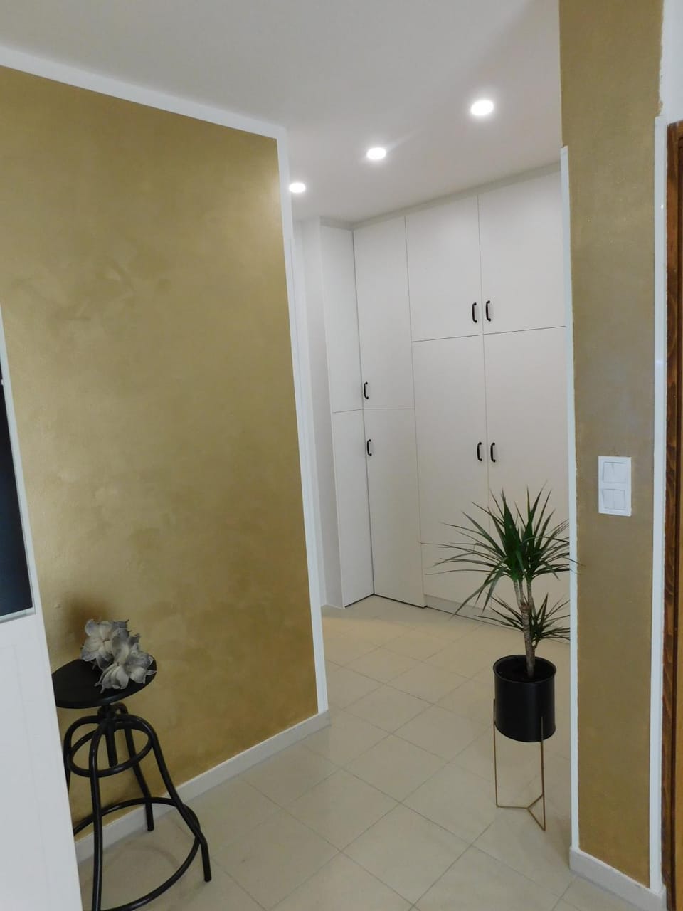 Area and facilities, wardrobe