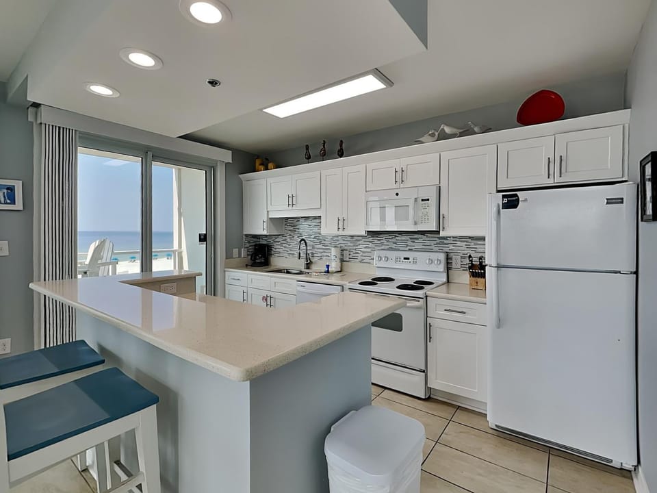 View (from property/room), Kitchen or kitchenette, Seating area, Beach, microwave, oven, stove