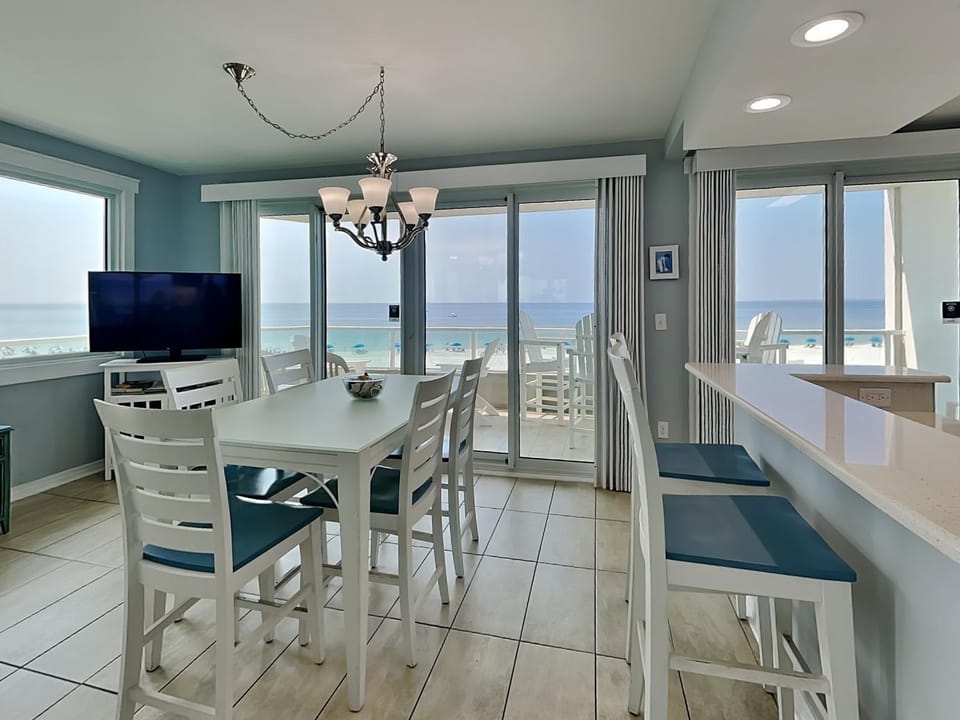 TV and multimedia, Balcony/Terrace, Kitchen or kitchenette, Seating area, Dining area, Beach, Sea view, furniture