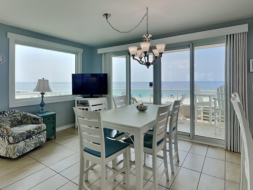 TV and multimedia, Balcony/Terrace, Seating area, Dining area, Sea view, furniture