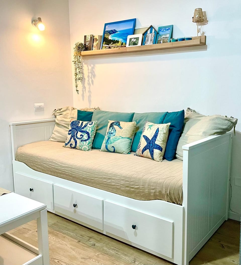 Bed, Living room