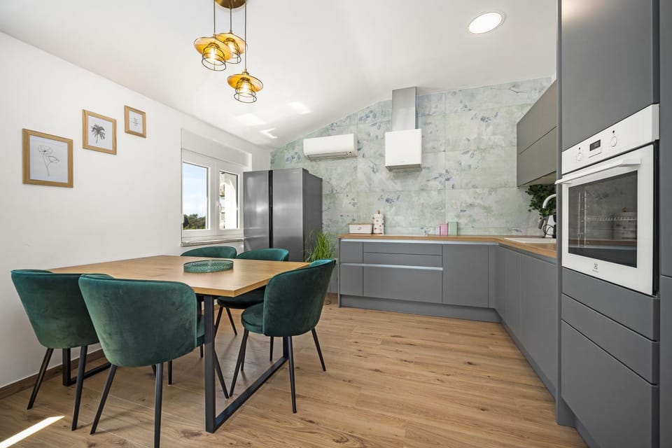 Kitchen or kitchenette, Dining area, minibar, pet friendly, stove
