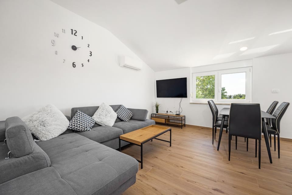 Communal lounge/ TV room, TV and multimedia, Living room, Seating area, Dining area, Evening entertainment
