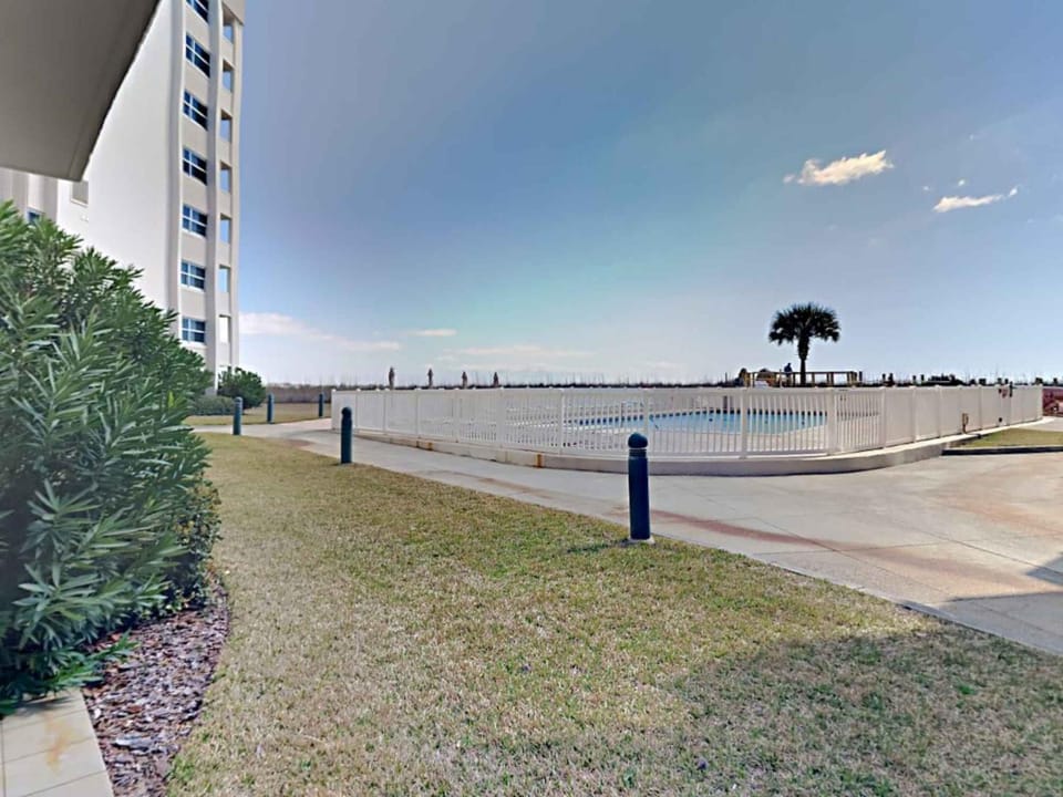Property building, Garden, Swimming pool