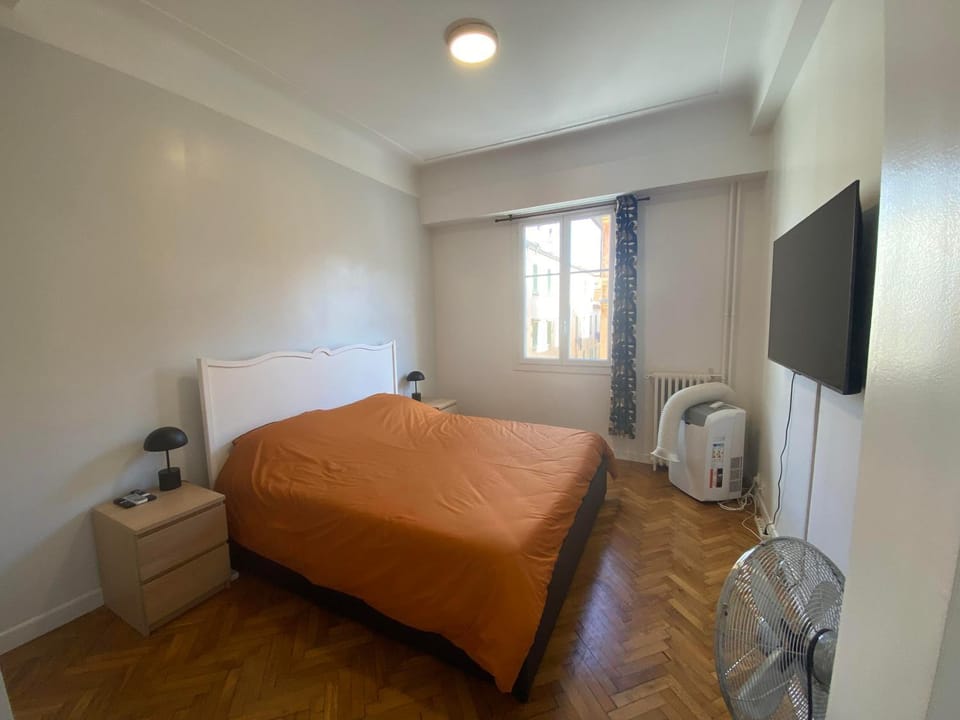 Bed, TV and multimedia, Photo of the whole room, Bedroom