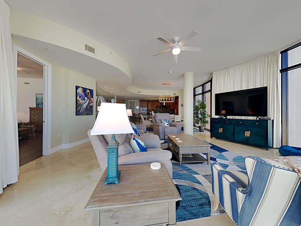 TV and multimedia, Kitchen or kitchenette, Living room, Seating area, furniture, air conditioner