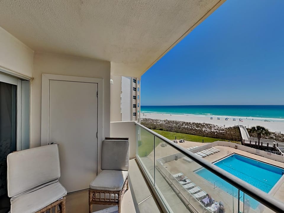 Balcony/Terrace, Seating area, Beach, Pool view, Sea view, Swimming pool