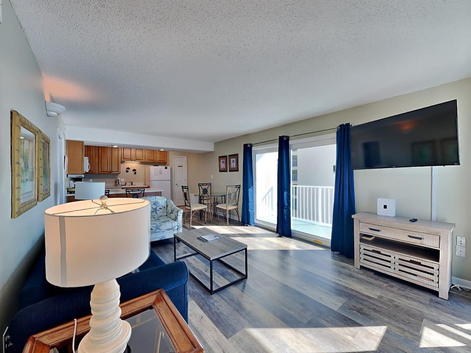 TV and multimedia, Kitchen or kitchenette, Living room, Seating area, Dining area, furniture