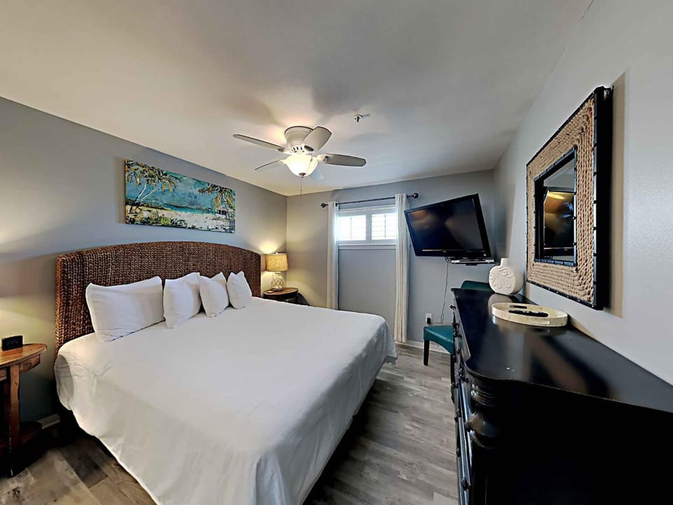 Bed, TV and multimedia, Seating area, Bedroom, furniture