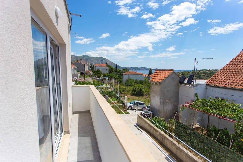 Balcony/Terrace, Mountain view