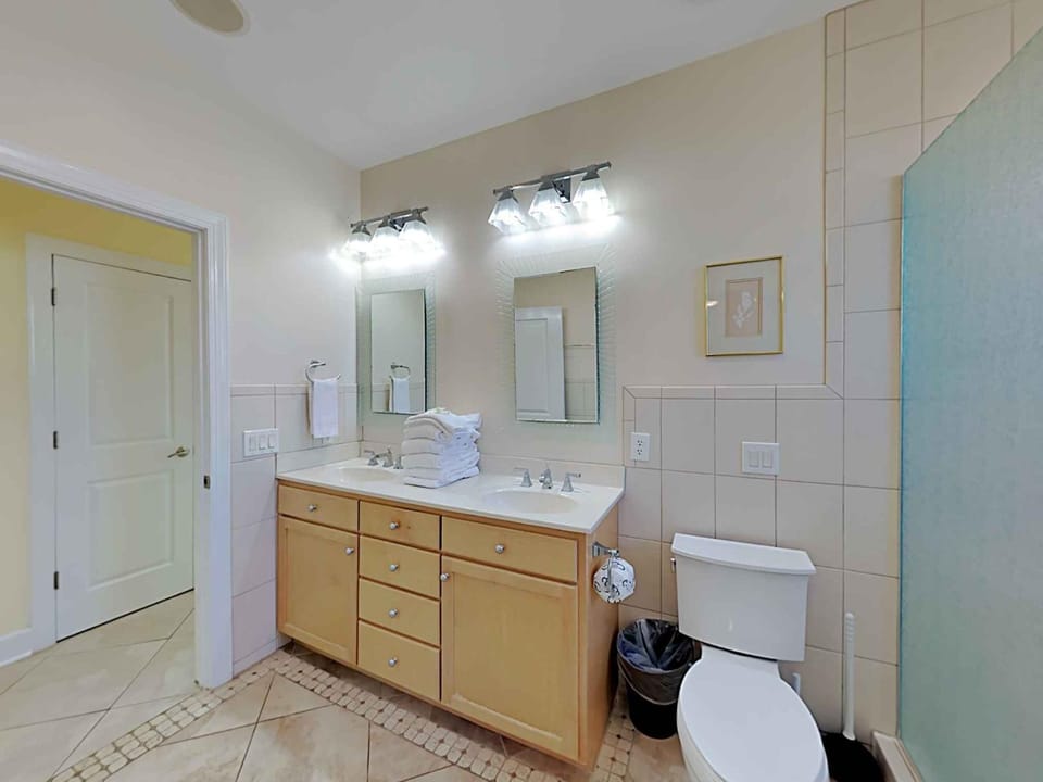 Toilet, Bathroom, towels
