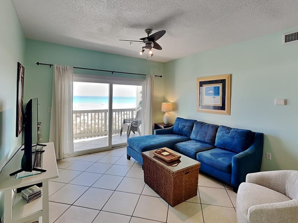 TV and multimedia, View (from property/room), Balcony/Terrace, Living room, Seating area, Sea view, furniture