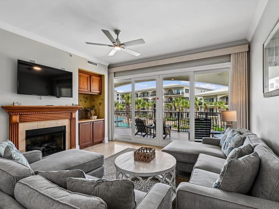 TV and multimedia, Balcony/Terrace, Kitchen or kitchenette, Living room, Seating area, Pool view, fireplace, furniture